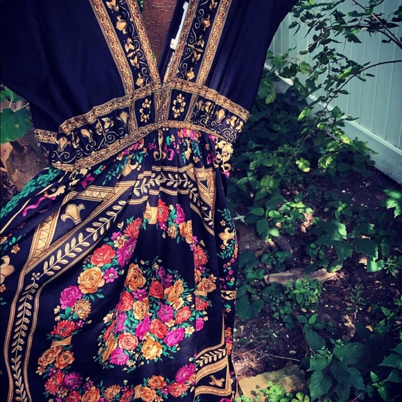 Slinky silky scarf black dress with gold and flowers 🌺 size small v-neck - Picture 3 of 15